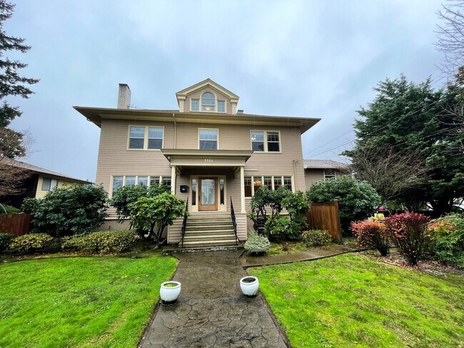 Building Photo - Gorgeous Spacious Three Story Craftsman Home with Washer/Dryer, Parking