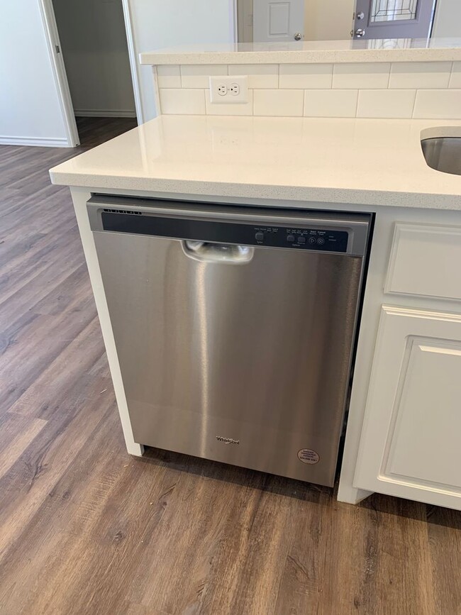 Photo - Beautiful brand new!! All the bells and wh... Unidad B(2)