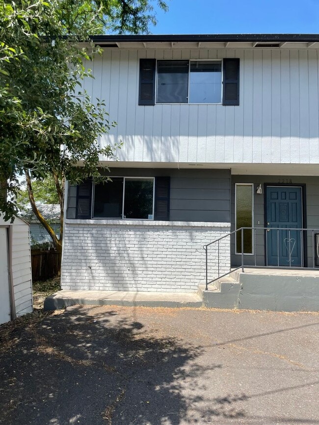 Building Photo - 3 Bed 1.5 Bath Townhouse