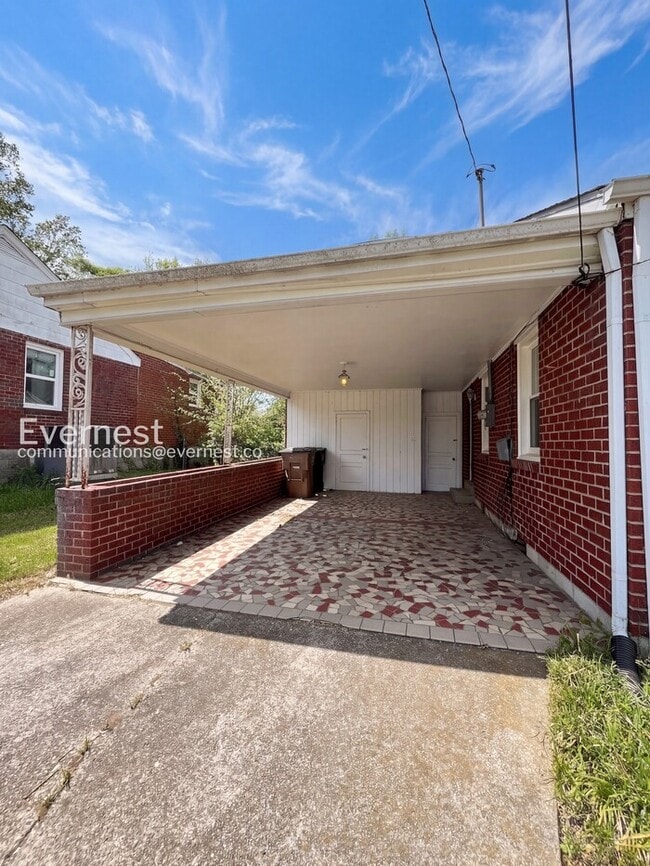 Photo - 3233 Southlake Dr