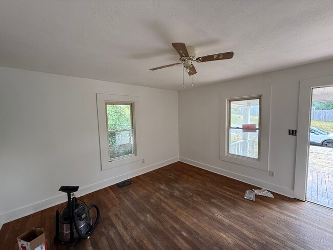 Building Photo - 830 W Washington St Rental