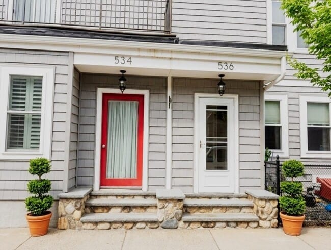 Building Photo - 536 E 7th St Unit 1