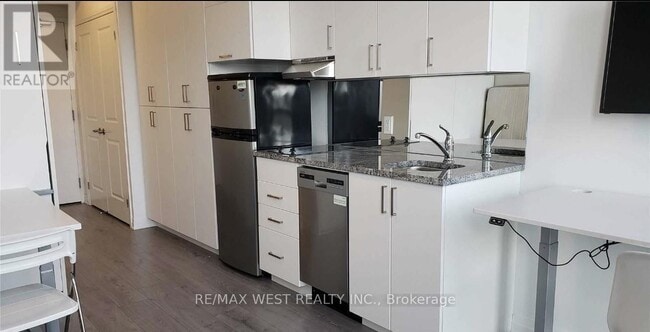 Photo - 1900 Simcoe St N