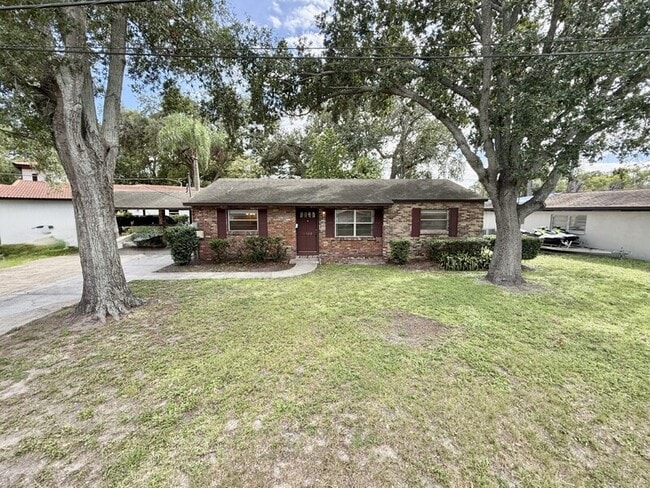 1502 W Country Club Dr