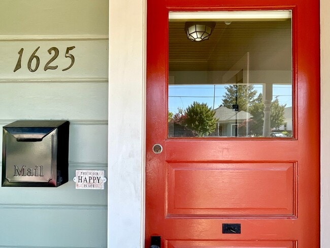 Photo - Charming Home on Cul-de-Sac w/Jacuzzi, Fireplace, Garage || Minutes from Downtown Napa!