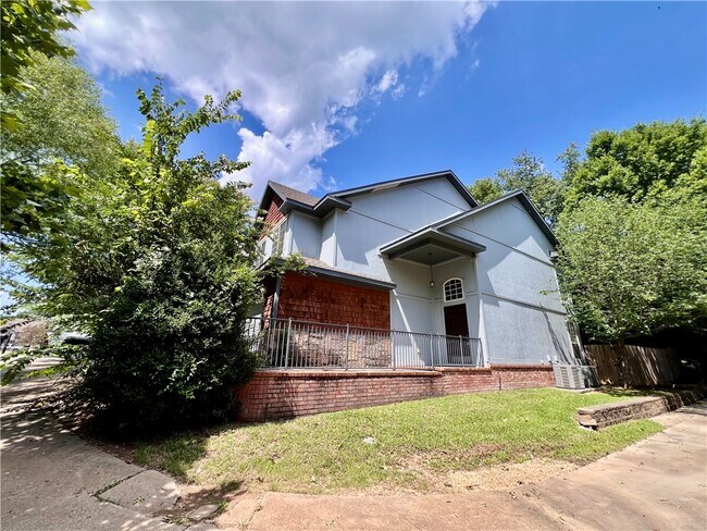 Building Photo - 564 S Pierremont Dr