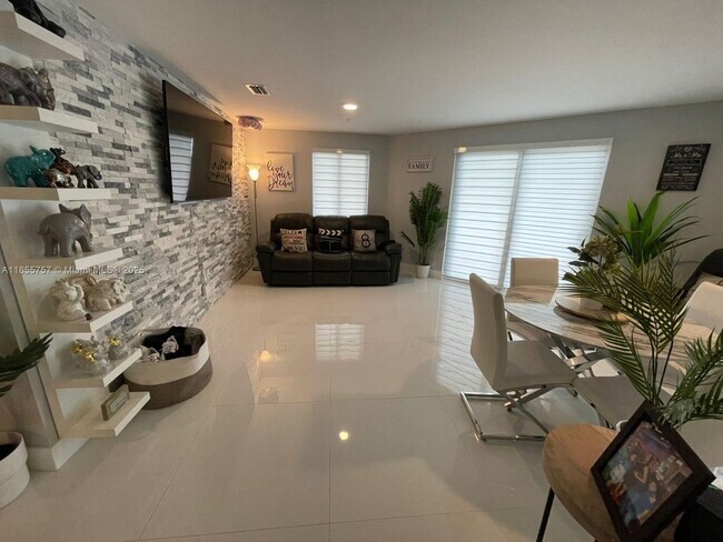 Building Photo - 10950 NW 82nd St Unit 208 Rental