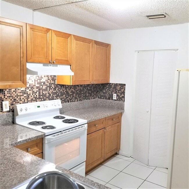 Photo - 11403 NW 35th St Unidad 11403 NW 35th St