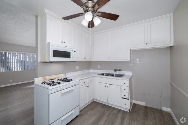 2BR, 1BA - 800SF - Kitchen