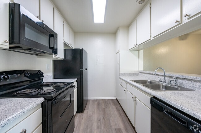 2BR, 1.5BA - 950SF - Kitchen
