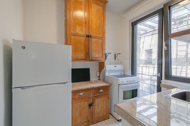 Building Photo - 2050 Av. Claremont Unit 29