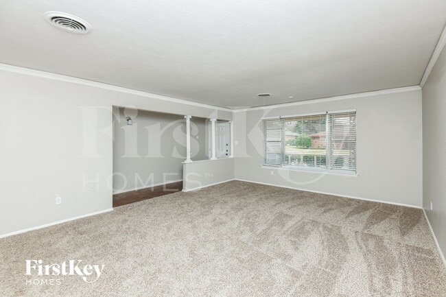 220 Hallbrook Dr