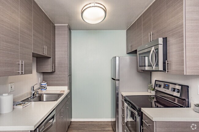 1BR, 1BA - 750 SF