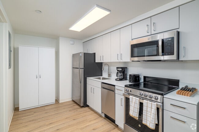 2BR, 1BA - 675SF - Kitchen