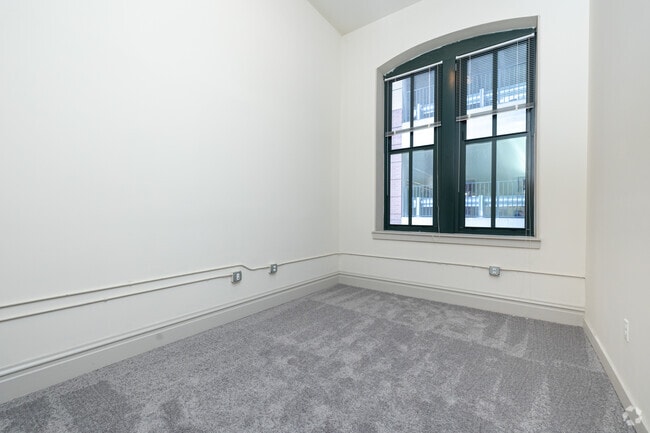 2BR, 2BA - 910SF - Primary Bedroom