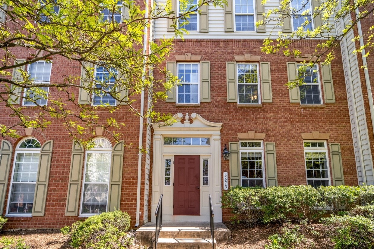 Bright and Modern Home with Prime Commuter... - Bright and Modern Home with Prime Commuter...