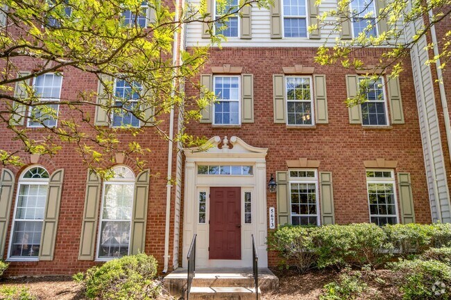 Building Photo - Bright and Modern Home with Prime Commuter... Unit E