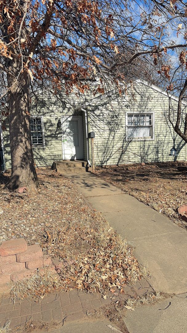 Photo - For Rent: Cozy 2 Bedroom, 1 Bath Home with a Beautiful Backyard