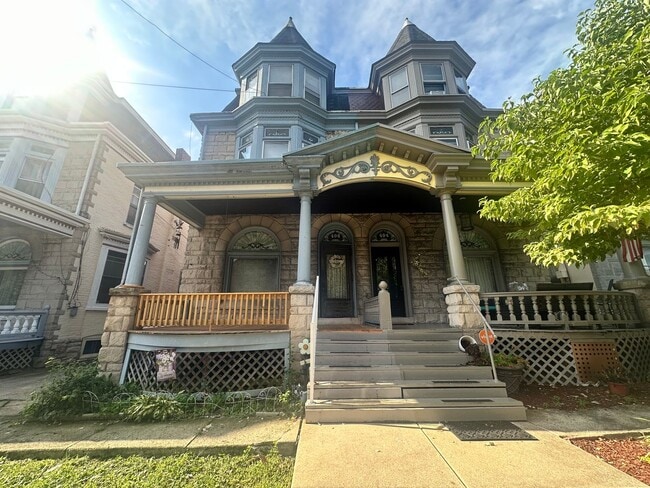 Building Photo - 406 Windsor St Unit 3