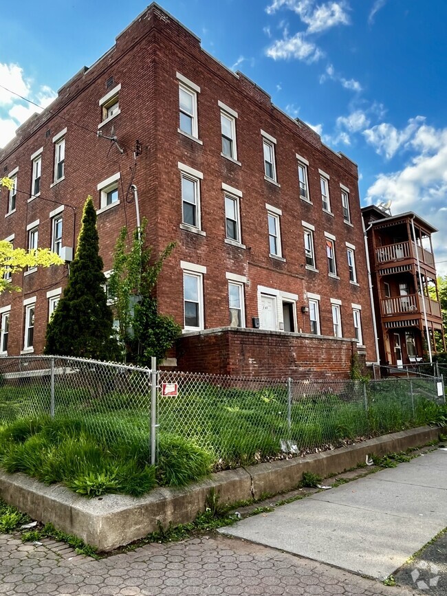 Building Photo - 143 Putnam St Unit 1S Rental