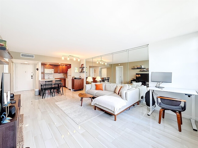 Photo - 2741 Taft St Unidad 307