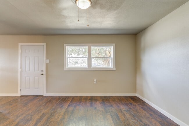 Photo - 1702 E 2nd St