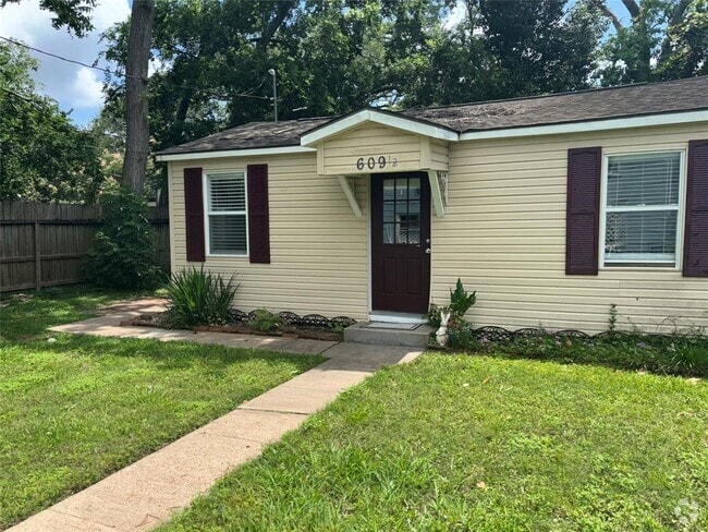 Building Photo - 1615 1/2 W Lang St Rental