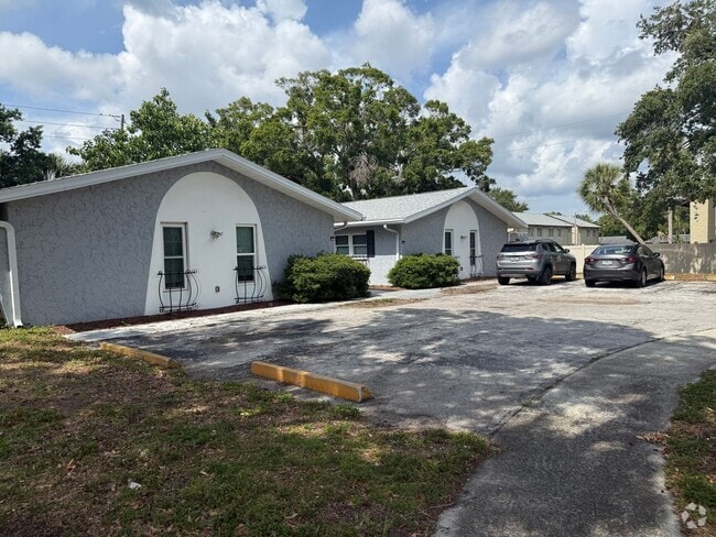 Building Photo - 2/1 UPDATED UNIT in a Triplex Rental