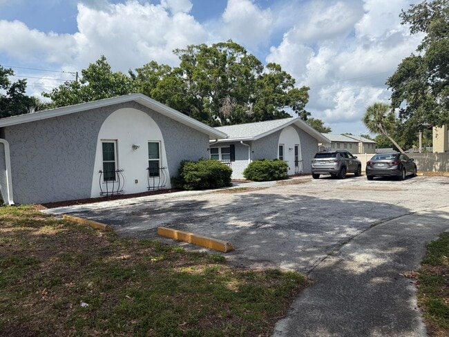 Building Photo - 2/1 UPDATED UNIT in a Triplex Rental