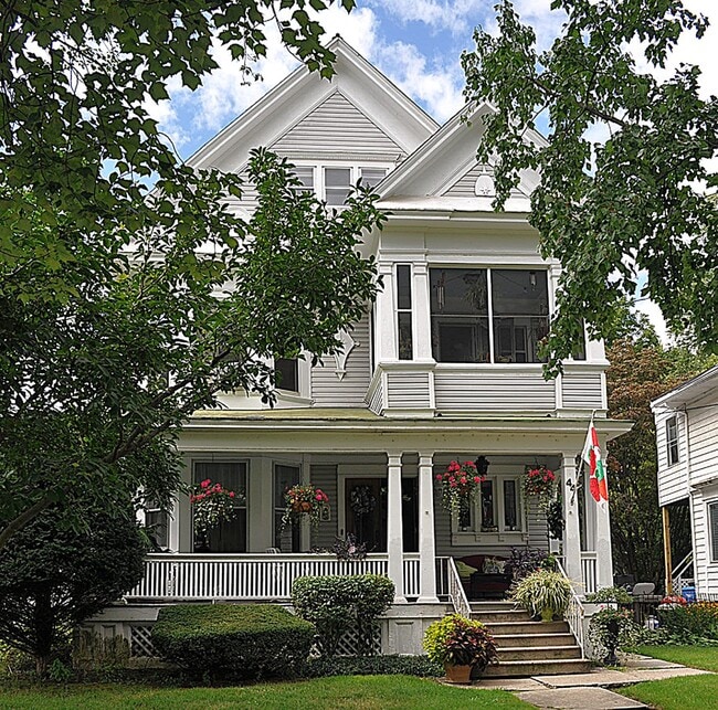 Building Photo - 44 N Pine Ave Unit 2nd Floor Front