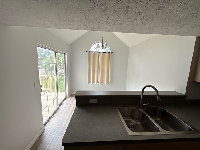Photo - 8710_ELMDALE