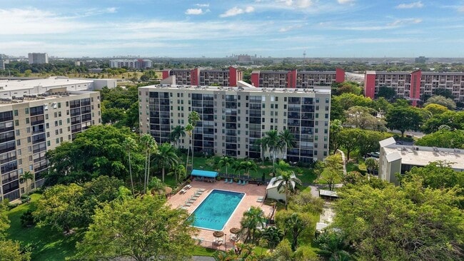 Building Photo - 2205 S Cypress Bend Dr Unit 908