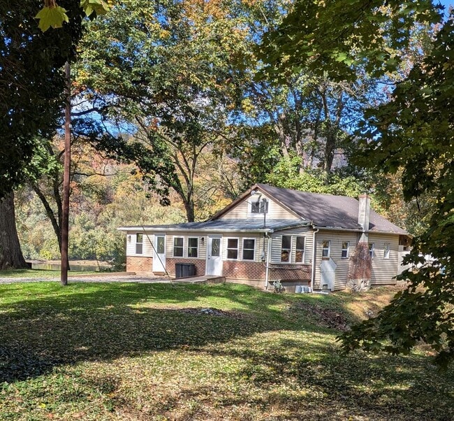 Building Photo - Riverfront Bungalow