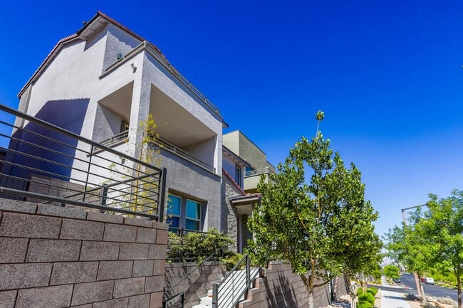 Photo - Summerlin Beauty With Bed and Bath On 1st Floor