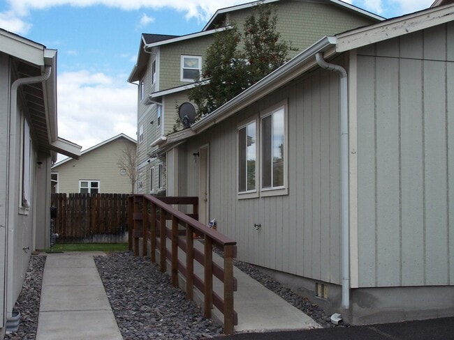 Building Photo - Two Bedroom, Two Bath with Single Car Gara... Unit 1 Rental