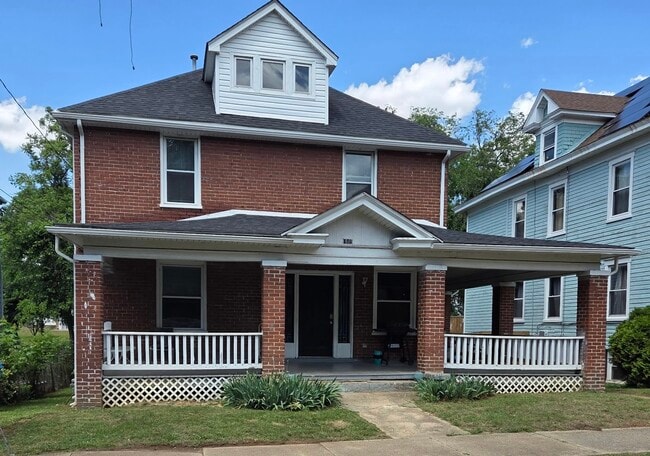 Front with shared porch - 1609 Chapman Ave SW Unit B