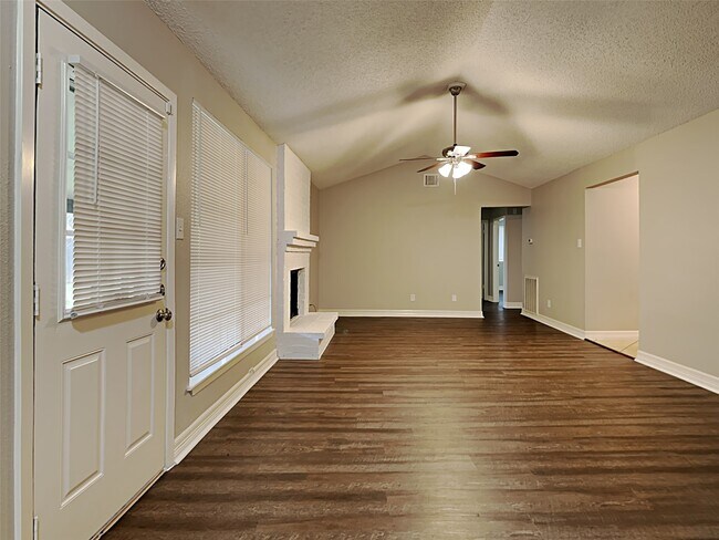 Photo - 6907 Foxside Ln