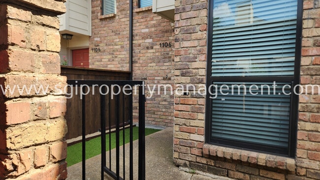 Building Photo - 6646 E Lovers Ln Rental