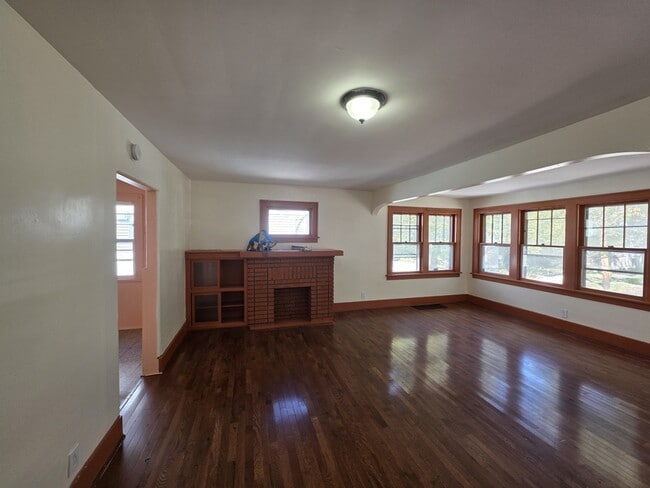 Building Photo - 549 Lisbon Ave Unit 1 Rental
