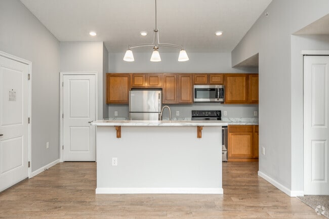 2BR, 2BA - 957SF - Kitchen