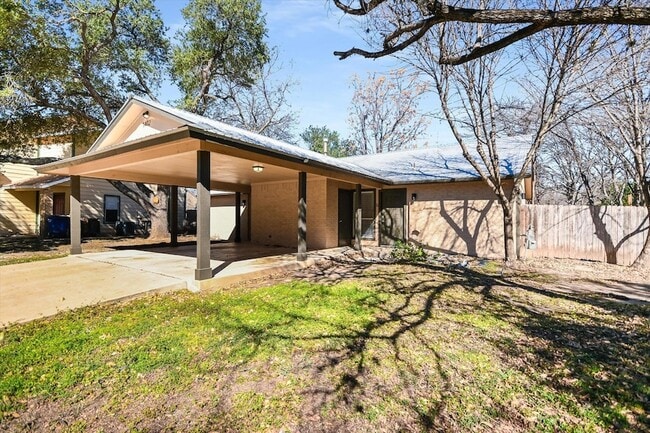 Building Photo - 1402 Waterloo Tr Unit B