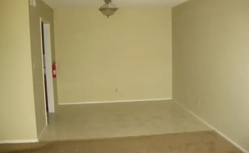 Photo - 380 Regal St