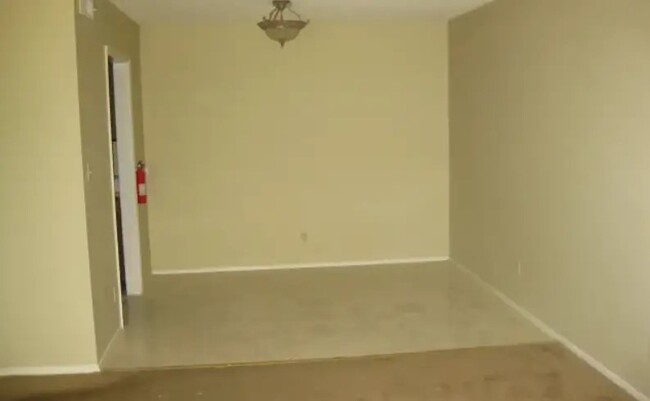 Photo - 380 Regal St