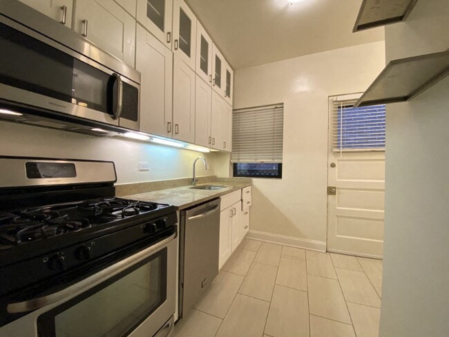 Stunning upgraded kitchen with stainless steel appliances - 539-41 W. Dickens Apartments