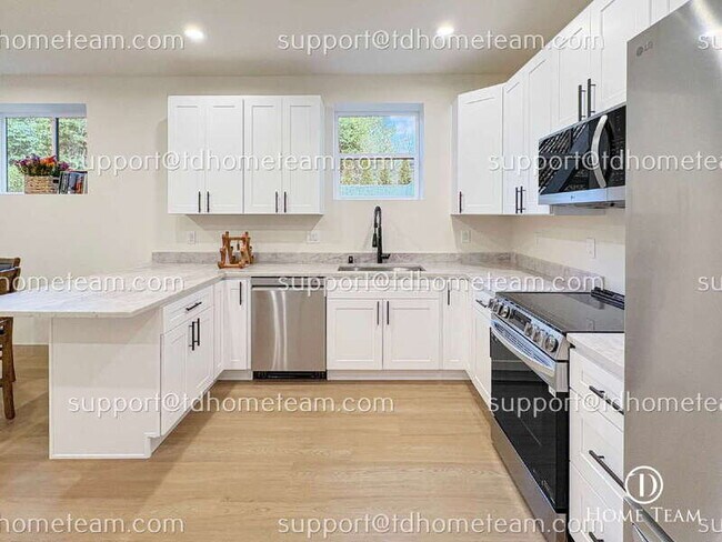 Photo - 2511 Locust Ave W