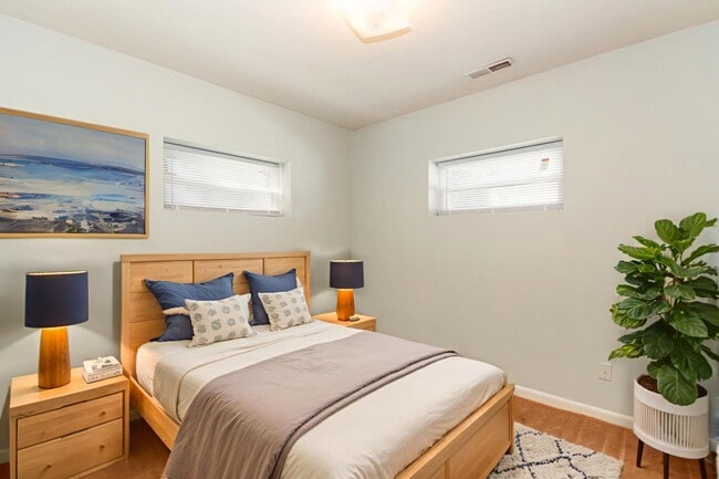 Photo - 1443 W 40th St Unidad 1443 W 40th Street #B