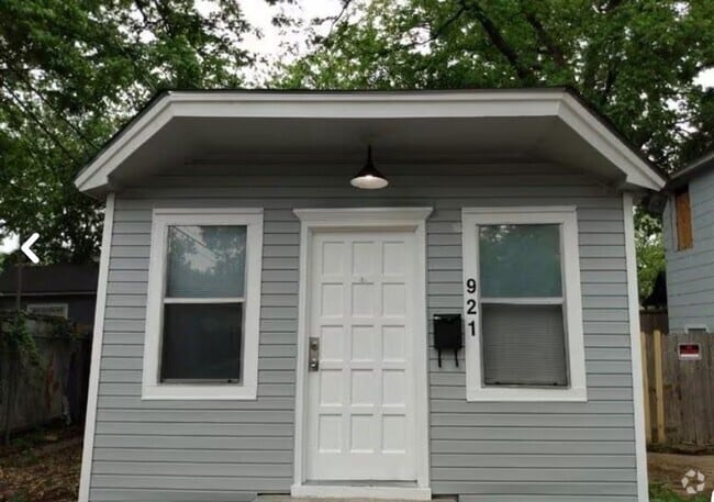 Building Photo - Cozy 2 Bed, 2 Bath Home in Vibrant Old Eas...