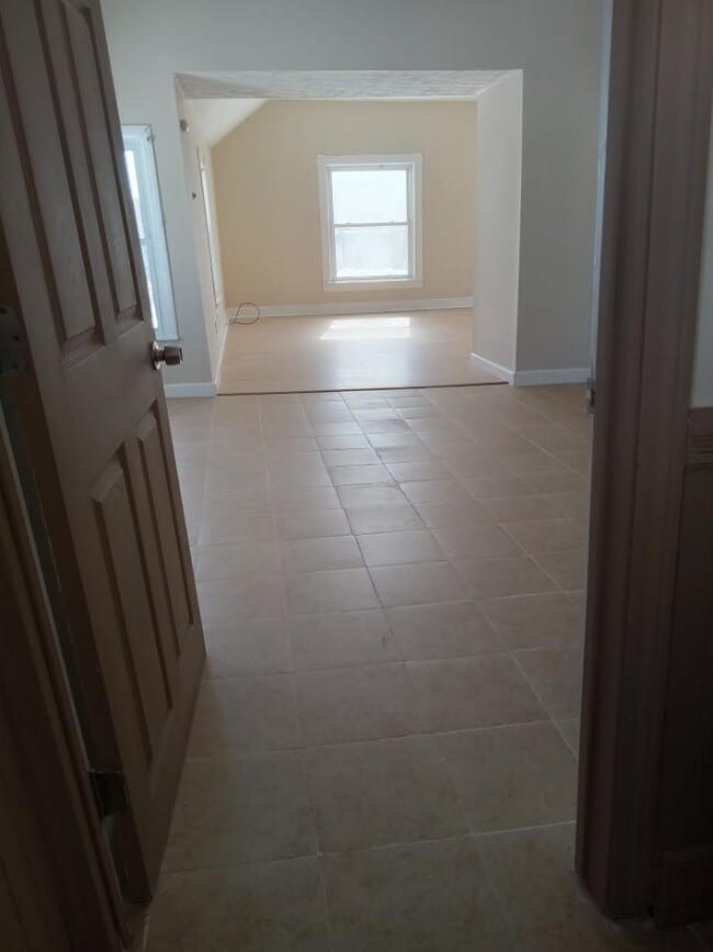 Building Photo - 27 Thornley St Unit Apartment 3