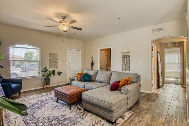 Photo - Beautiful Modern & Contemporary House 3 beds-2 baths in 79932