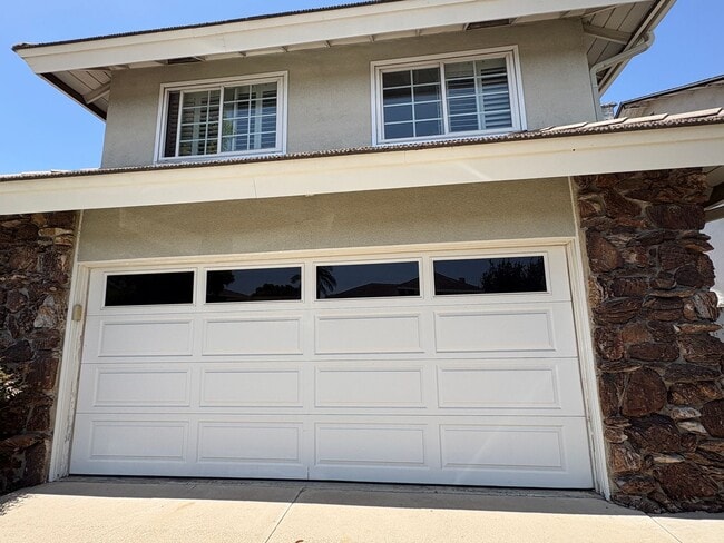 Photo - Spacious House - 2 stories - 4 Bedrooms + 2.5 Baths & large 2 car garage